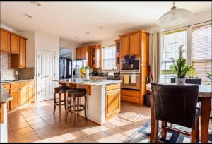 Η κουζίνα ή μικρή κουζίνα στο Van Gogh Guest Rm #1 • Van Gogh 1-Executive Room in a single family home