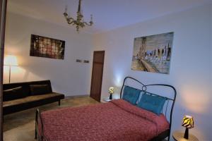 - une chambre avec un lit et un canapé dans l'établissement Casa di Marta 50 meters from the sea, à Camaiore