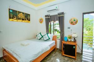 Giường trong phòng chung tại Green Riverside Cosy Home