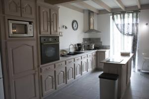 Kuchyň nebo kuchyňský kout v ubytování Gite de la haute roche