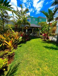 a yard with palm trees and a house at La SELVITA in Bajamar