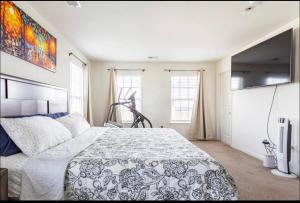 Μια τηλεόραση ή/και κέντρο ψυχαγωγίας στο Van Gogh Guest Rm #1 • Van Gogh 1-Executive Room in a single family home