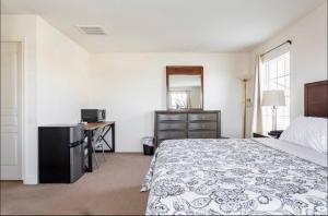 Ένα ή περισσότερα κρεβάτια σε δωμάτιο στο Van Gogh Guest Rm #1 • Van Gogh 1-Executive Room in a single family home