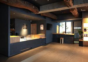 restauracja z niebieskimi ścianami i drewnianymi belkami stropowymi w obiekcie MURE Beppu w mieście Beppu