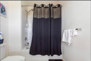 Ένα μπάνιο στο Van Gogh Guest Rm #1 • Van Gogh 1-Executive Room in a single family home +9 φωτογραφίες