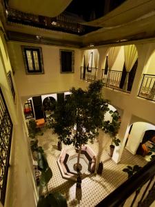 einen Blick über ein Zimmer mit einem Tisch und Bäumen in der Unterkunft Riad Signature in Marrakesch