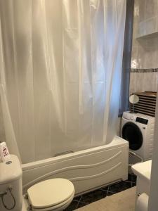 bagno bianco con servizi igienici e doccia di Apartment Helios - self check in, strict center a Osijek