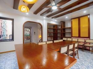 une salle à manger avec une grande table et des chaises en bois dans l'établissement Villa 6PN view biển có bể bơi trong nhà, à Hạ Long