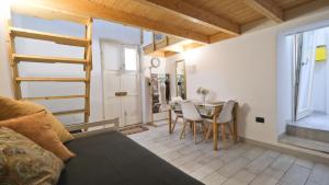 a living room with a couch and a table at B&B Porta Napoli in Brindisi