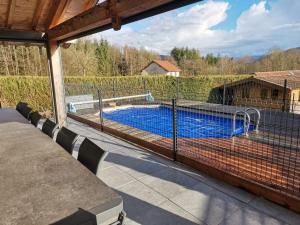 Bazén v ubytovaní L'écrin de Xattys - Gîte de standing-SPA-terrain de pétanque-Piscine-Switch-Baby-foot au coeur du Massif Vosgien alebo v jeho blízkosti