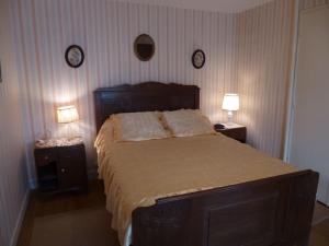 Postel nebo postele na pokoji v ubytování Le pic en bois