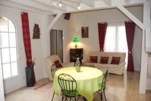 a living room with a table and a couch at Séjour à beaubaton in Mignaloux-Beauvoir