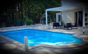 a swimming pool in a backyard at night at Séjour à beaubaton in Mignaloux-Beauvoir