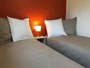 Postel nebo postele na pokoji v ubytování Espelette la vallee des noyers