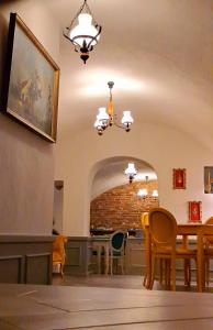 comedor con mesa, sillas y lámpara de araña en Casa Timpuri Vechi, en Sibiu