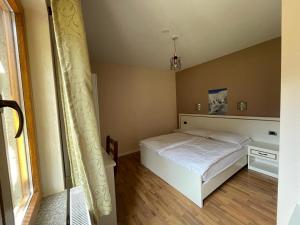 Letto o letti in una camera di Hotel Margjeka