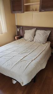 מיטה או מיטות בחדר ב-Mobil home 6 personnes Forêt des landes