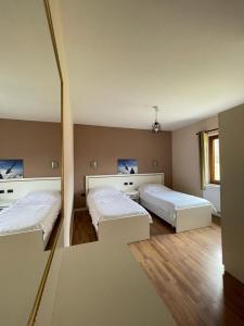 pokój z 2 łóżkami w pokoju w obiekcie Hotel Margjeka w mieście Valbonë