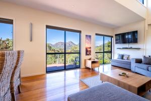 una sala de estar con un sofá y una mesa en Haven on Bradley, en Coles Bay