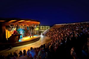 Eine große Menschenmenge schaut ein Konzert in einem Auditorium in der Unterkunft Sibari Green Resort in Marina di Sibari