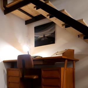 una scrivania e una sedia in una stanza di Cuore di Mandorla a Conversano