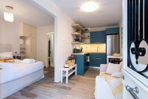 a small apartment with a bed and a kitchen at Mar Luxury Suite in Corfu Town