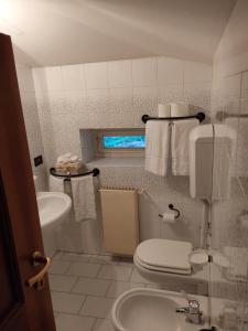 La petite salle de bains est pourvue de toilettes et d'un lavabo. dans l'établissement Villa La Luna, à Pognana Lario