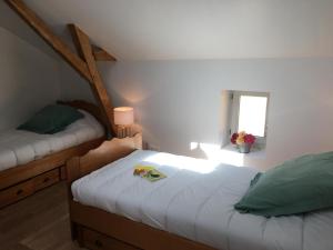 1 dormitorio con 2 camas individuales y ventana en Le gite de scevolles, en Verrue