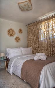 een slaapkamer met een bed met handdoeken erop bij Stamoulis' house in Drakeia