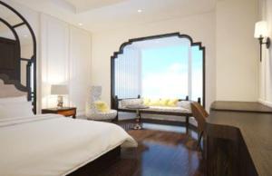 1 dormitorio con cama y espejo grande en PHÚ YÊN EVERYDAY HOTEL en Tuy Hoa