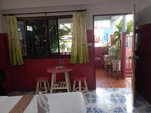 Restaurace v ubytování Sabaydee House at Pai