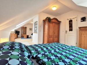 a bedroom with a bed with a blue and green at Scholz-Riewerts - gemütliches Apartment mit Küche für 2 Personen in Silberstedt