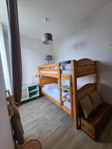 Łóżko lub łóżka w pokoju w obiekcie L'Ange gîte de groupe proche du Puy du Fou
