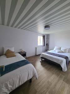 Łóżko lub łóżka w pokoju w obiekcie L'Ange gîte de groupe proche du Puy du Fou
