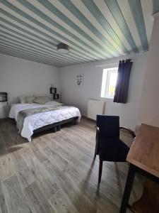 Łóżko lub łóżka w pokoju w obiekcie L'Ange gîte de groupe proche du Puy du Fou