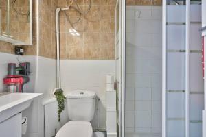 uma casa de banho com um WC e um chuveiro em Magnificent studio near Paris em Clichy