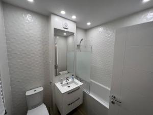 een witte badkamer met een toilet en een wastafel bij Miriam Studio in Boekarest
