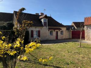 una casa con foglie gialle sull'erba di Rive de gartempe a Vicq-sur-Gartempe