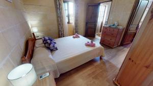Postel nebo postele na pokoji v ubytování Qala Bed&Breakfast with swimming pool - IL-Wenniessa