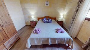 Postel nebo postele na pokoji v ubytování Qala Bed&Breakfast with swimming pool - IL-Wenniessa