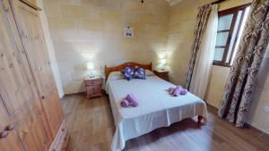 Postel nebo postele na pokoji v ubytování Qala Bed&Breakfast with swimming pool - IL-Wenniessa