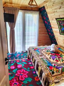 Schlafzimmer mit einem Bett und einem Fenster in der Unterkunft A frame Sima in Breb