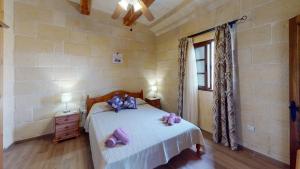 Voodi või voodid majutusasutuse Qala Bed&Breakfast with swimming pool - IL-Wenniessa toas +37 fotot