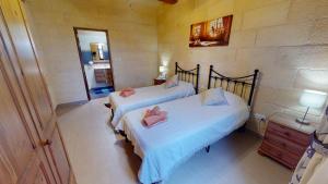 Postel nebo postele na pokoji v ubytování Qala Bed&Breakfast with swimming pool - IL-Wenniessa