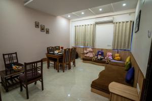 a living room with a couch and a table with stuffed animals at Jivanta Mahabaleshwar in Mahabaleshwar