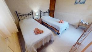Postel nebo postele na pokoji v ubytování Qala Bed&Breakfast with swimming pool - IL-Wenniessa