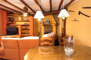 Posezení v ubytování Spacious Villa in Benaocaz with Mountain and Pool Views