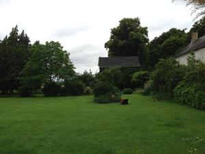 un parc avec un banc au milieu d'une cour dans l'établissement La maison du regisseur, à Chauvigny