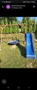 ソリナにあるDOMKI POD CHMURKĄの青い滑り台付遊び場の絵