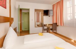 Postel nebo postele na pokoji v ubytování Hotel Alt Bamberg + 28 fotografií